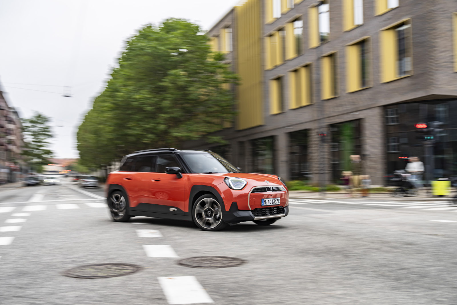 02 Mini Aceman SE 2024 review driving city