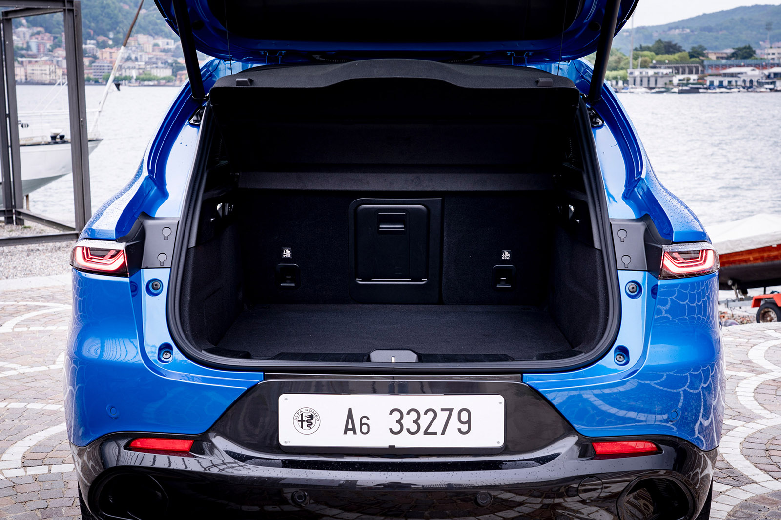 AZUGA Kofferraumwanne Kofferraumschutz BOOTECTOR passend für Alfa Romeo  Tonale ab 2022 (oben, für Alfa Romeo Tonale SUV, Hergestellt aus  hochwertiger, reißfester, wasserdichter Kunststoffplane.