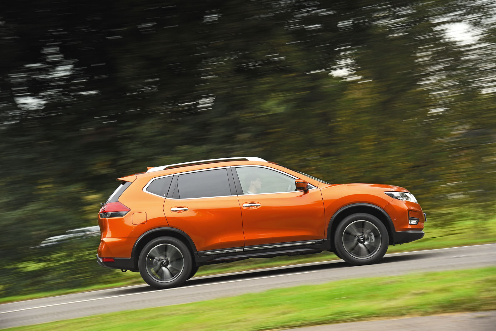 Nissan X-Trail road test review - on the road side