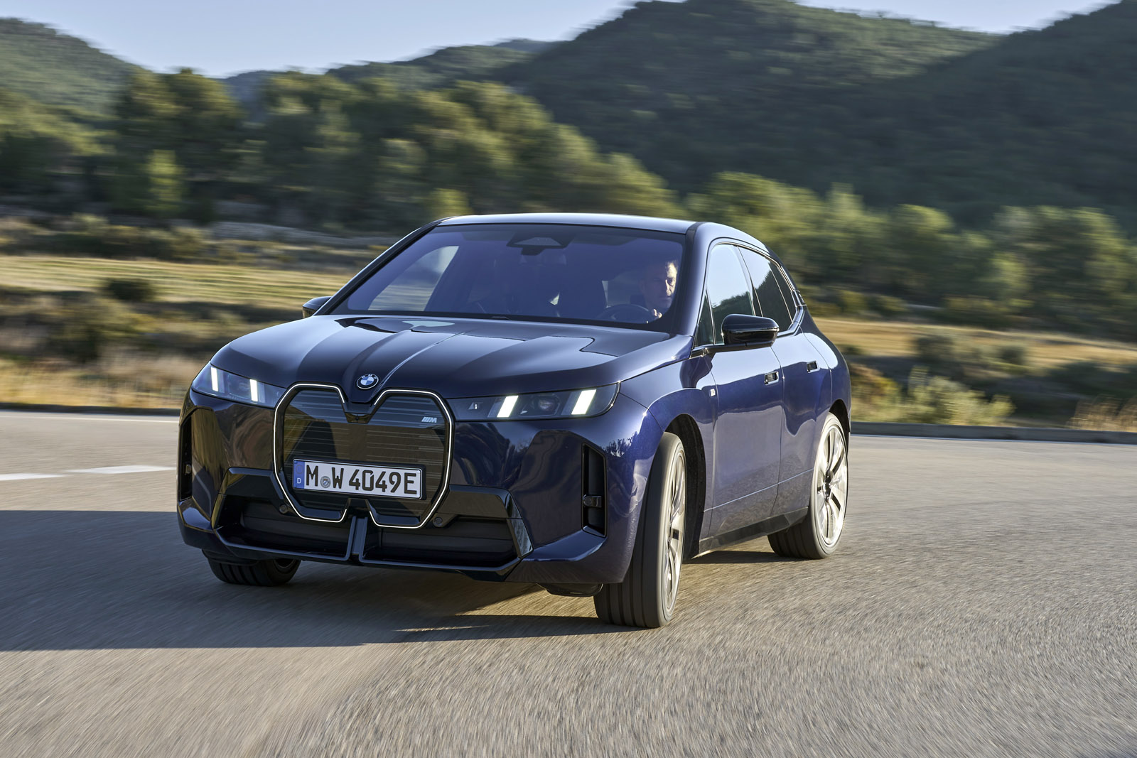 17 BMW ix 2025 review M70 front cornering