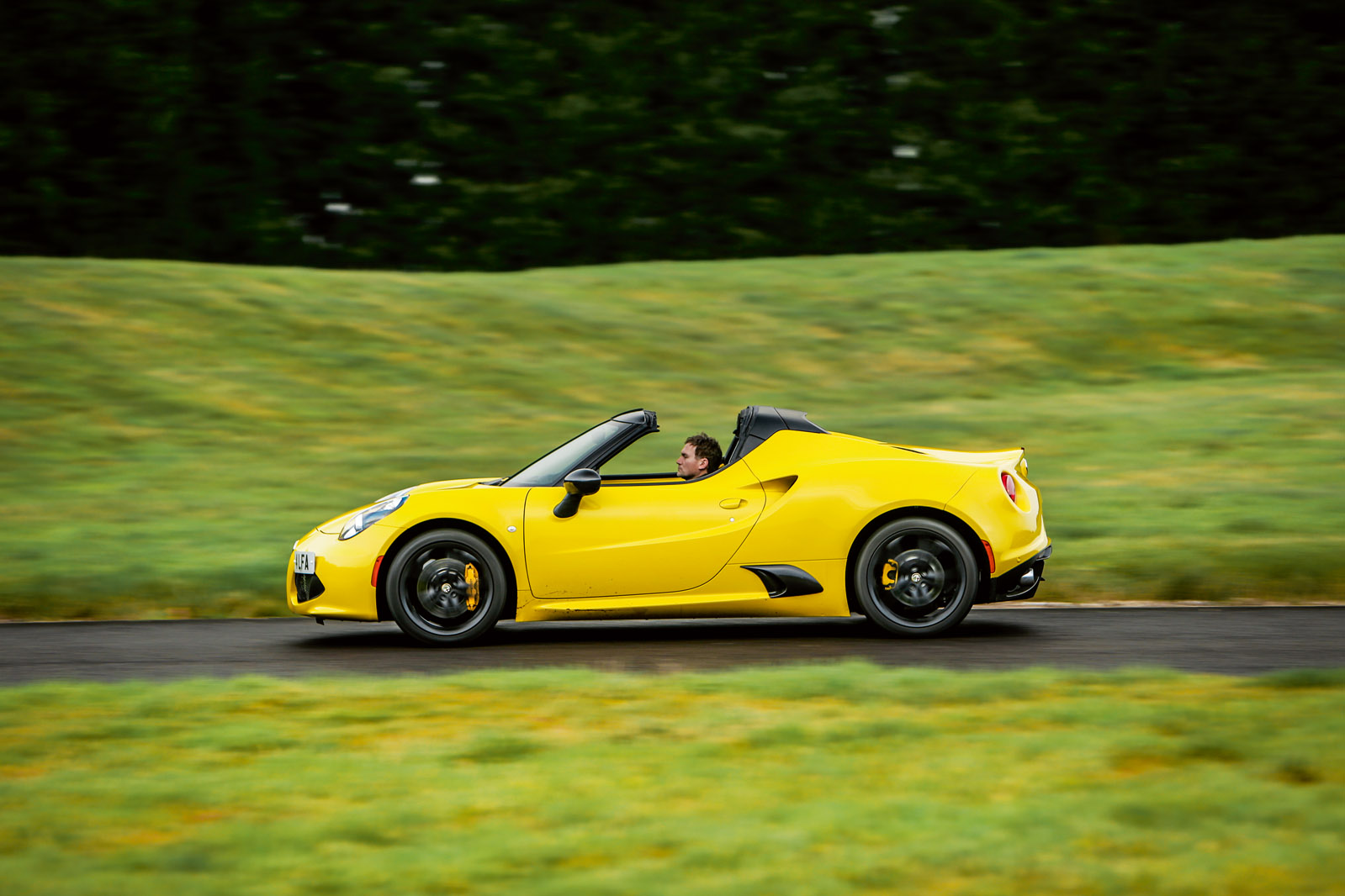 View Alfa Romeo Roadster Background