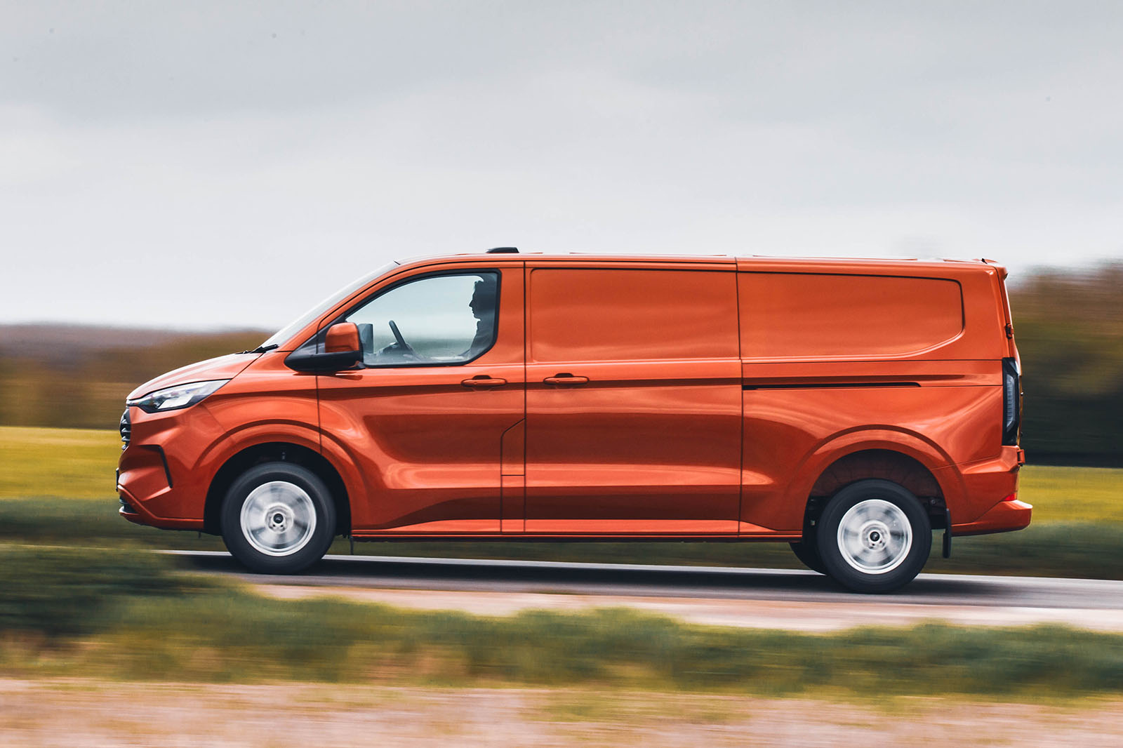 ford transit custon review 2024 02 side panning