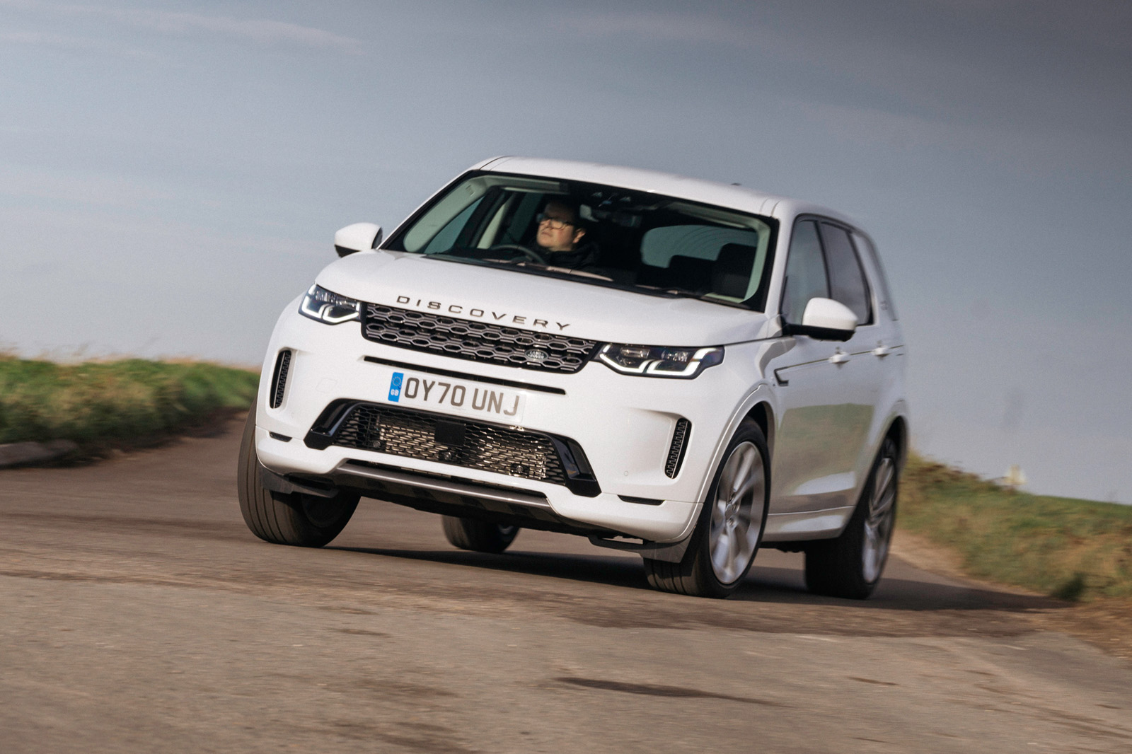 https://www.autocar.co.uk/sites/autocar.co.uk/files/images/car-reviews/first-drives/legacy/1-land-rover-discovery-p300e-2021-uk-fd-hero-front.jpg