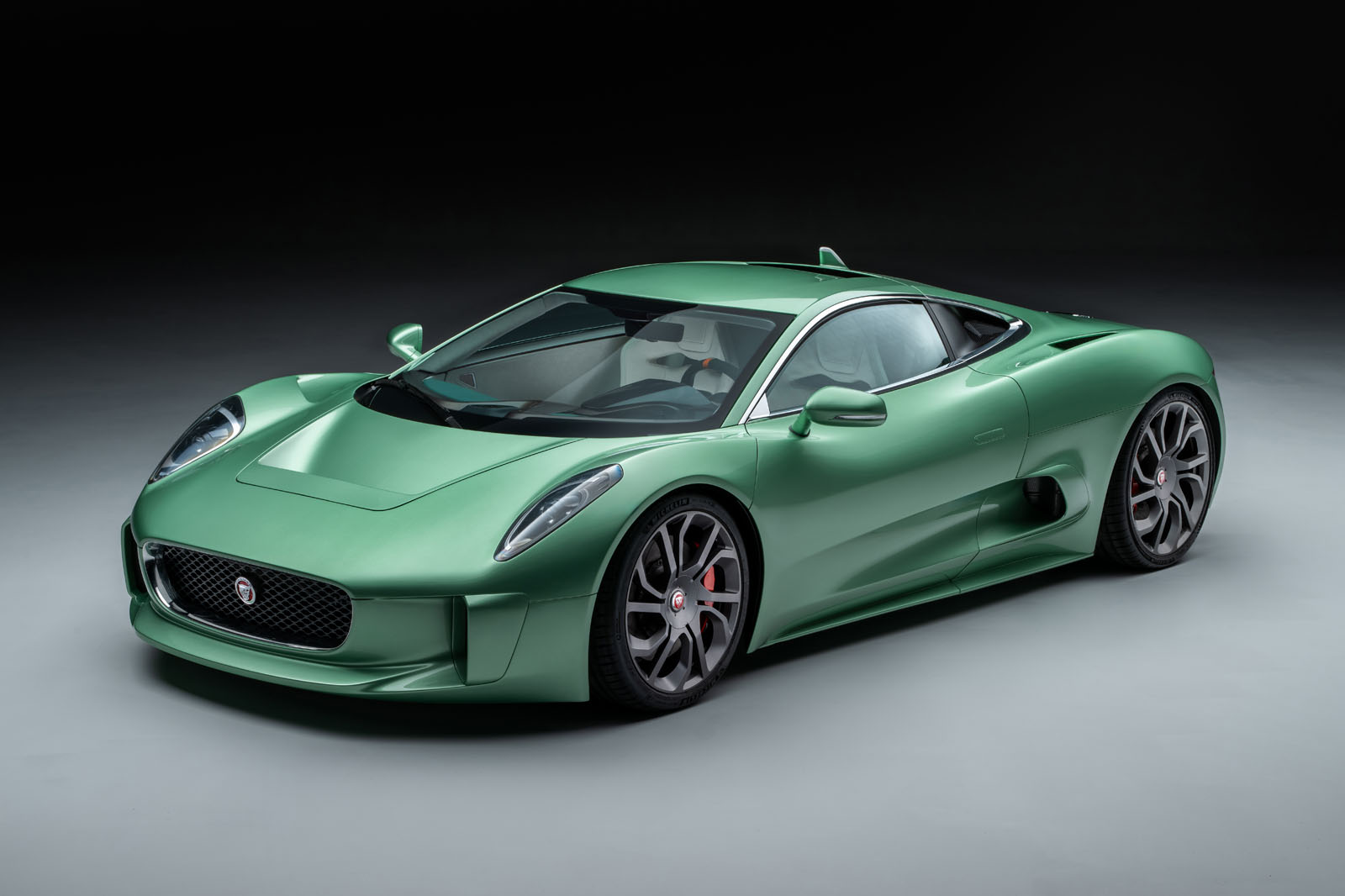 Ian Callum reinventa la Jaguar C-X75 con nuove tecnologie e interni lussuosi