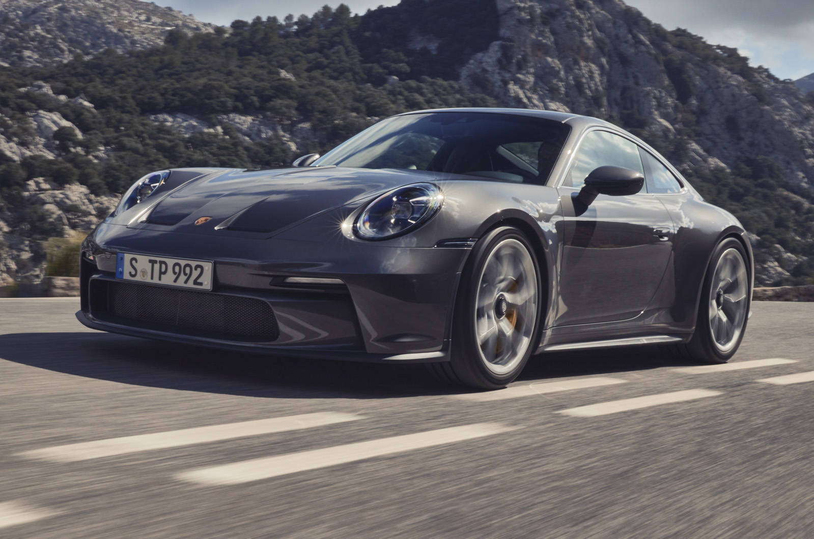 La nuova Porsche 911 GT3 Touring porta l’attenzione sulla strada e un cambio manuale