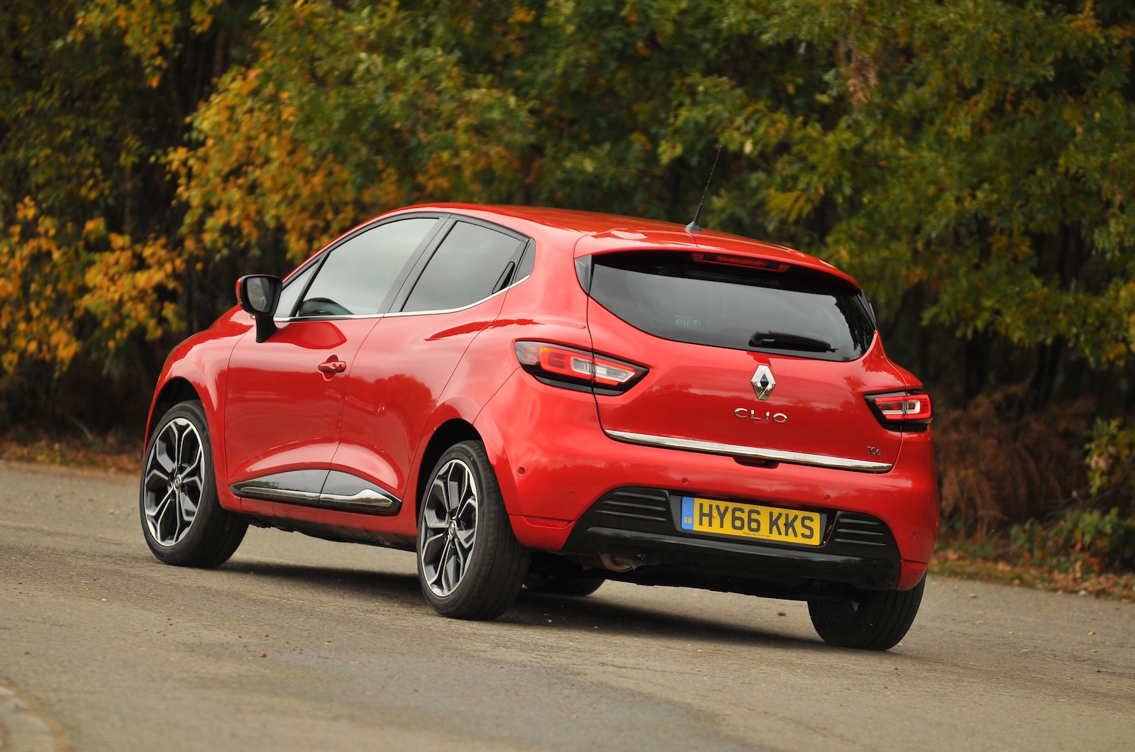 File:2016 Renault Clio IV Energy TCe 90 Dynamique 5dr, rear right.jpg -  Wikimedia Commons