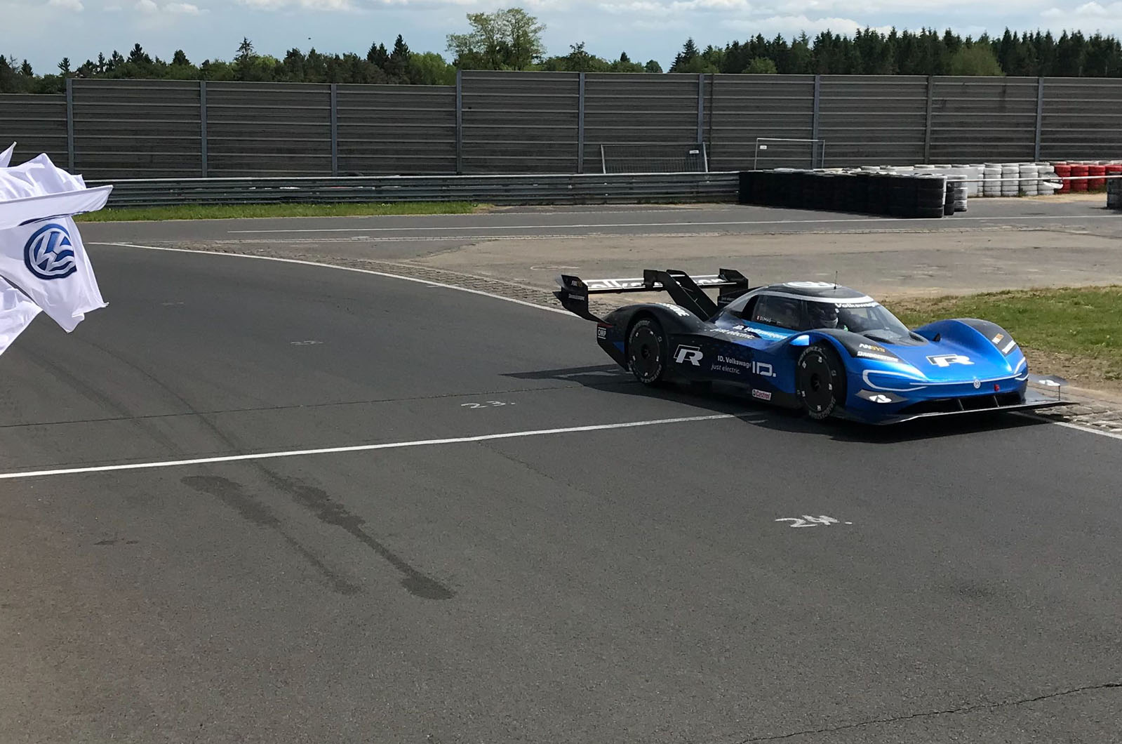 Carro elétrico de corrida da VW quebra recorde em Nürburgring