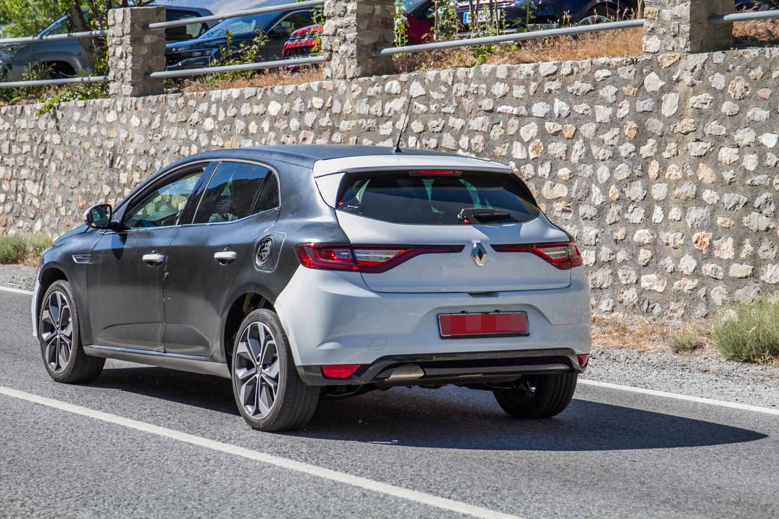 New Renault Megane facelift: plug-in hybrid variant spotted