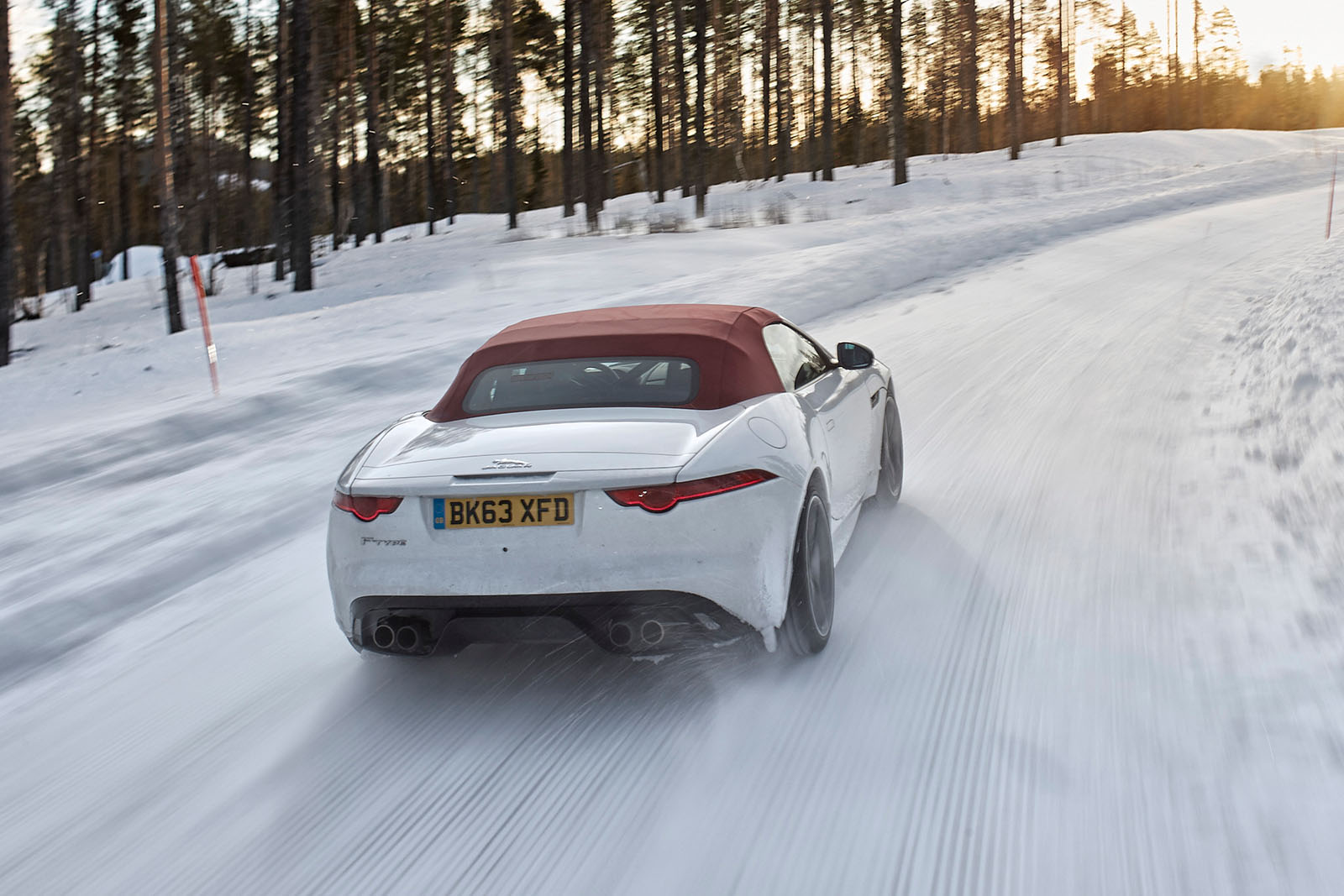 https://www.autocar.co.uk/sites/autocar.co.uk/files/images/car-reviews/first-drives/legacy/jaguar-f-type-rear-in-snow.jpg