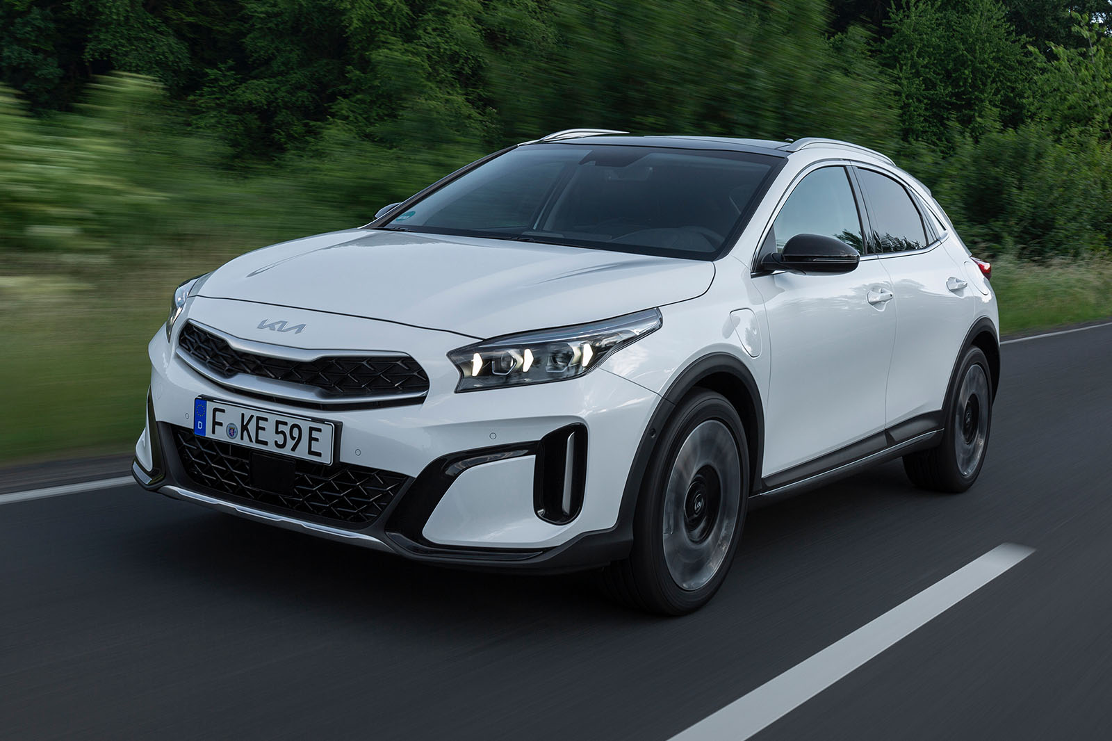 https://www.autocar.co.uk/sites/autocar.co.uk/files/images/car-reviews/first-drives/legacy/kia-xceed-pheve-2022001-trakcing-front.jpg