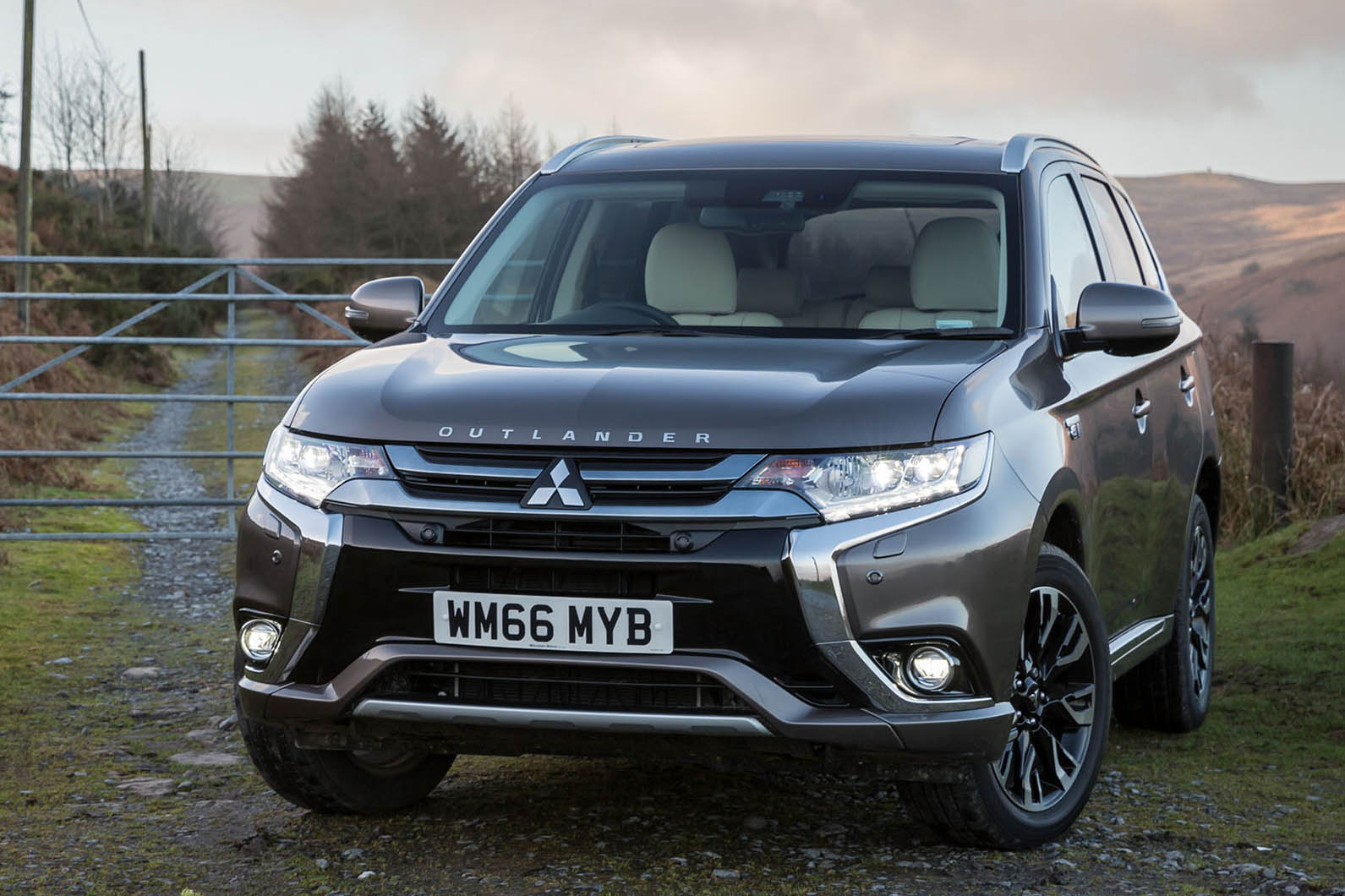 mitsubishi outlander plug in hybrid 2017