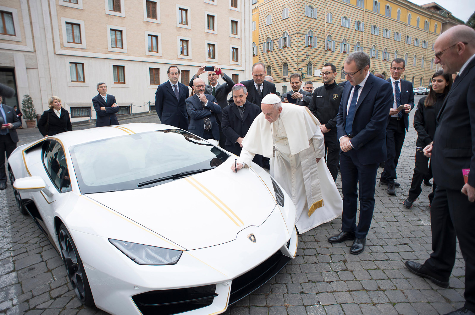 Pope's Lamborghini Huracan fetches £630,000 at charity auction | Autocar