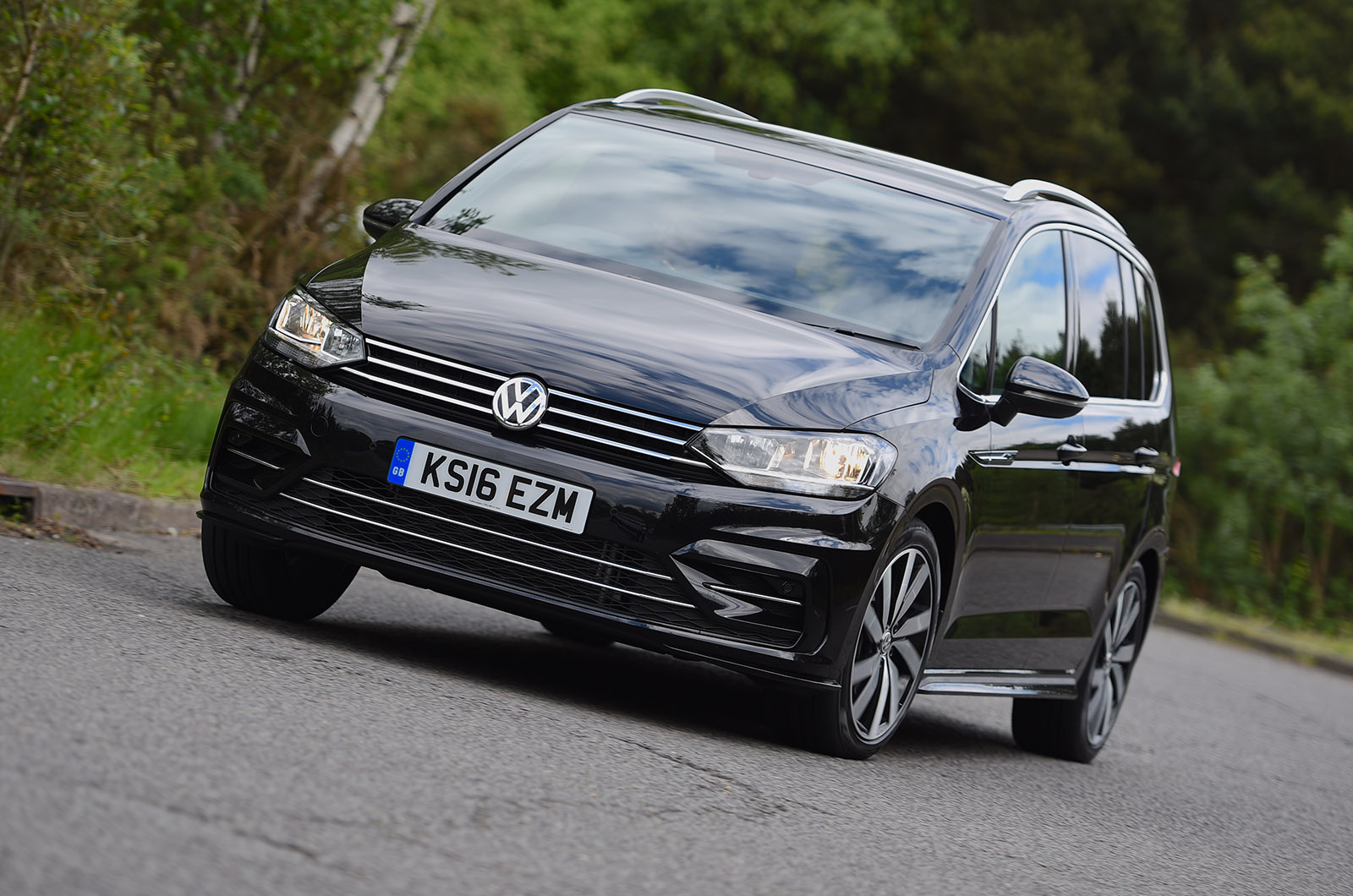 The R-Line Package Makes Itself Available For The Volkswagen Touran