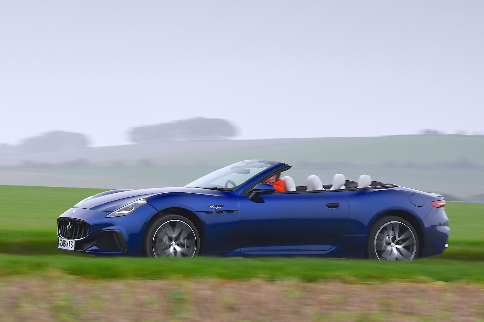 Maserati GranCabrio review 2024 02 panning