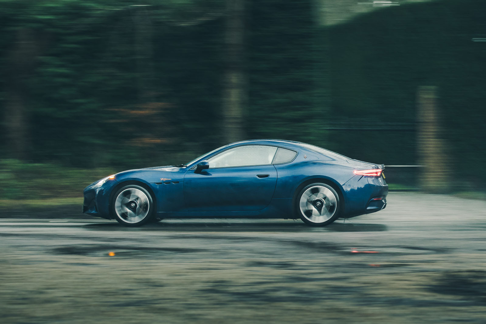 Maserati Granturismo Folgore review 2025 002 side panning