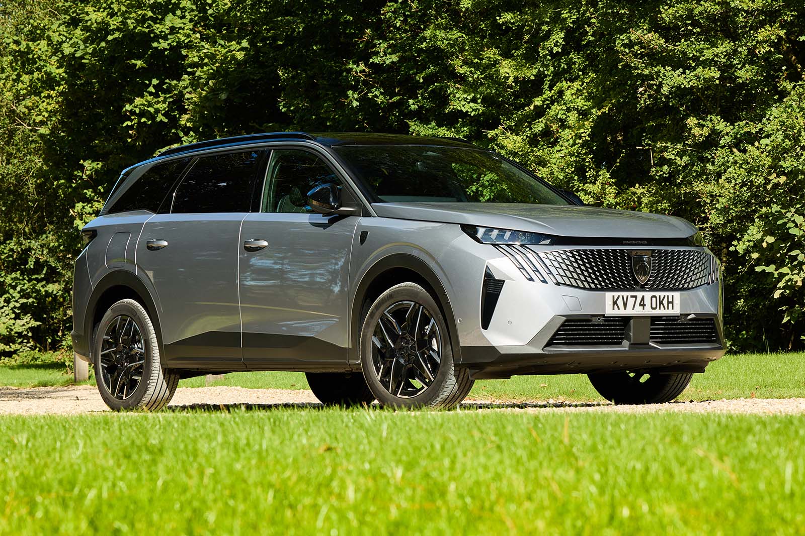 Peugeot 5008 hybrid front three quarter static