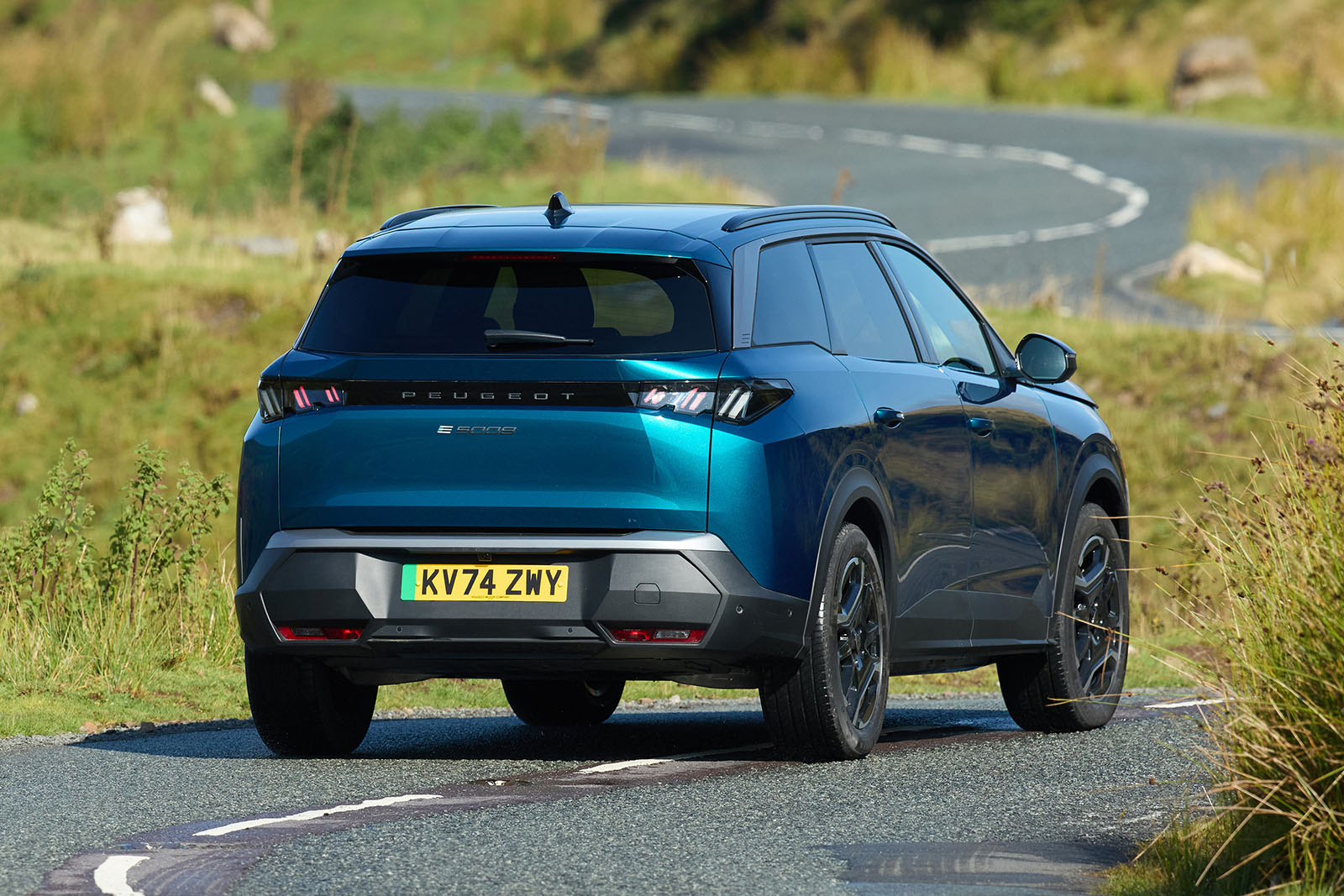 Peugeot e 5008 trois quarts arrière en virage