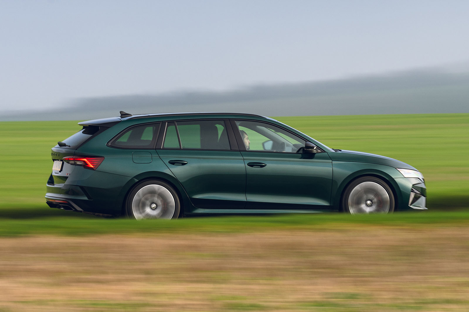 Skoda Octavia VRS review 2025 002 side panning