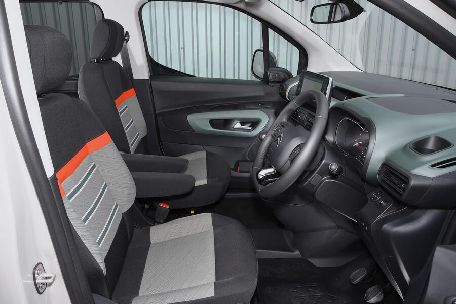 10-citroen-berlingo-2019-lt-cabin.jpg?it