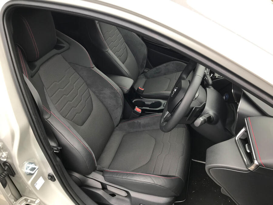 15-toyota-corolla-2019-lt-front-seats.jp