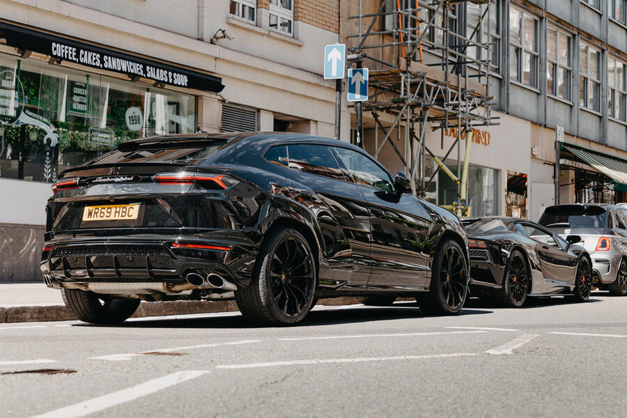 17 Lamborghini urus rear