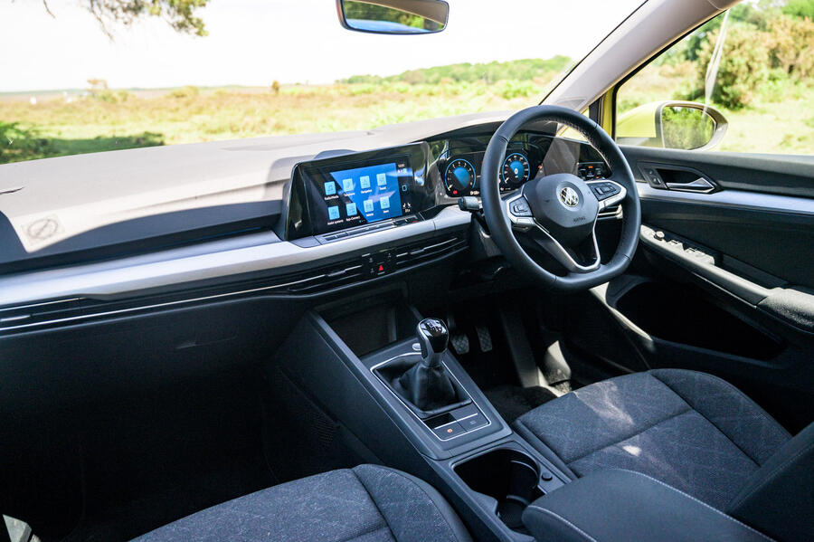 24-volkswagen-golf-interior.jpg?itok=3O-