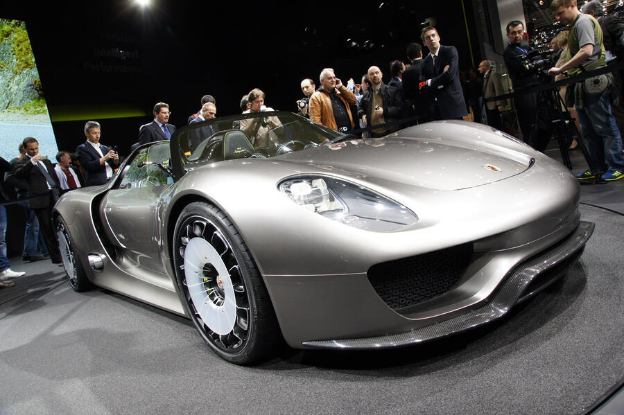 7-porsche-918-spyder-static-front.jpg?it