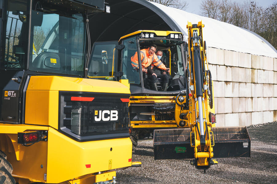 87-driving-jcb-diggers-2020-joysticks.jpg?itok=Z6vCkwEO