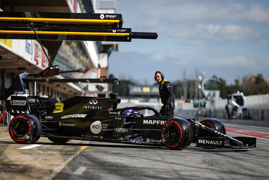 94-daniel-ricciardo-interview-pitlane.jpg?itok=fqoec6ID