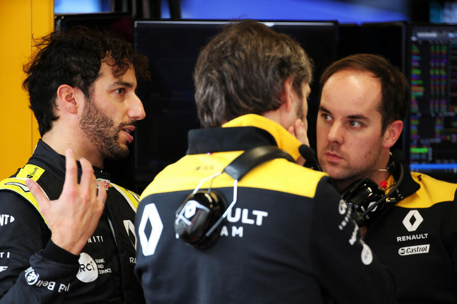 95-daniel-ricciardo-interview-talking.jpg?itok=v91yr7dI