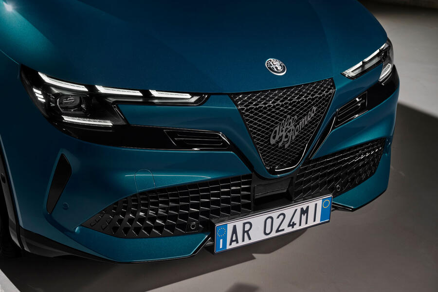 Alfa Romeo Junior Ibrida grille