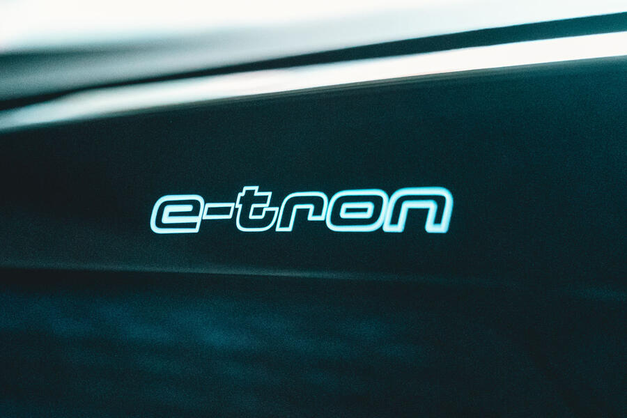 Um logotipo Audi E-tron estampado em branco dentro do Audi E-tron GT