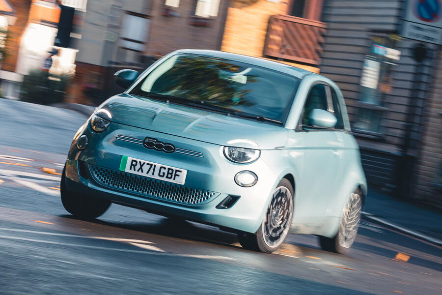 Fiat 500e turning  front quarter