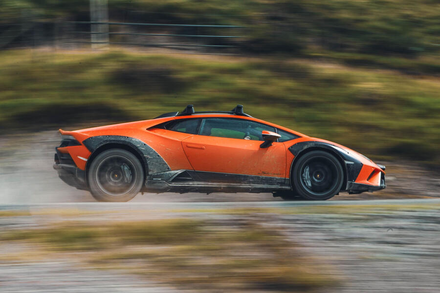 Lamborghini Huracan Sterrato driving on dirt â€“ side