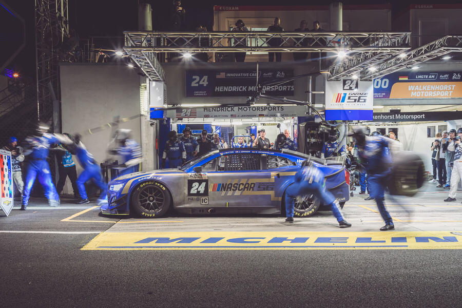 Garage24 Le Mans Nascar in pit stop â€“ side