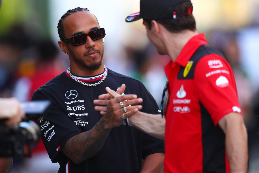 Lewis Hamilton estrechando la mano de Charles Leclerc