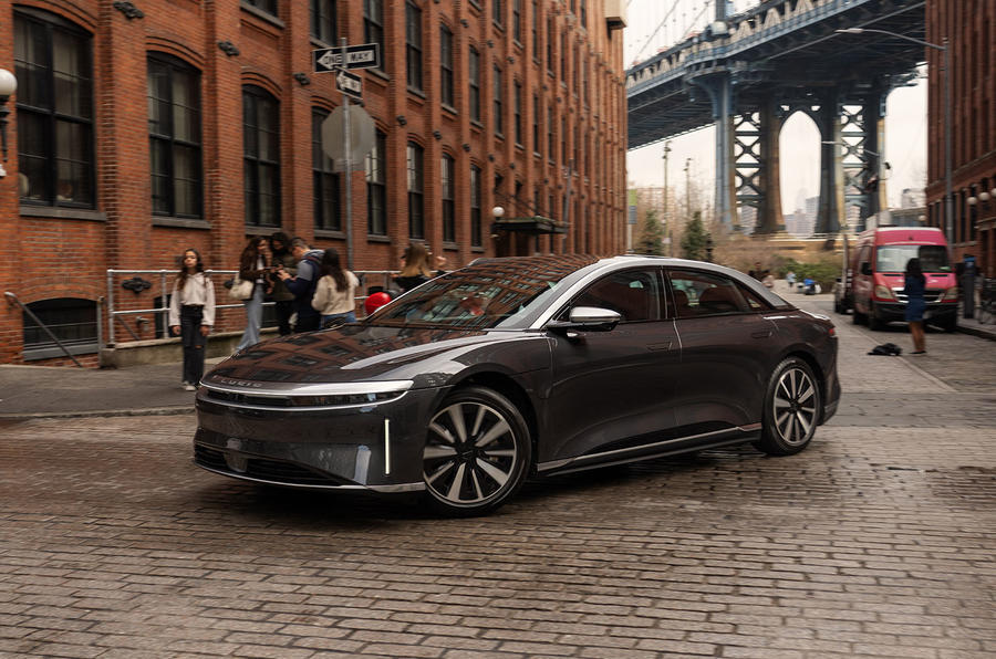 Lucid Air 2023 のフロントクォーターがニューヨークを追跡