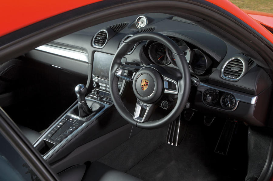 porsche-718-cayman-interior_0.jpg?itok=oyHw4rco