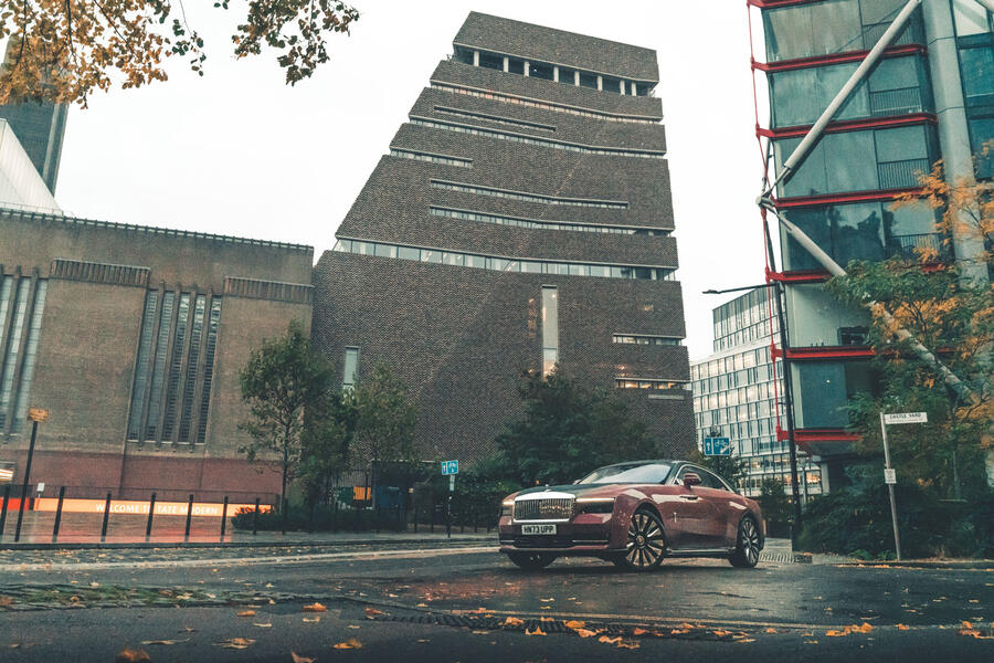 Rolls-Royce Spectre in front of the Tate Modern London â€“ front