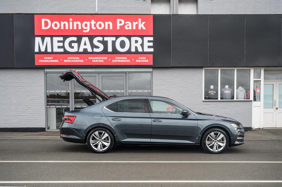Skoda superb hatchback iv boot