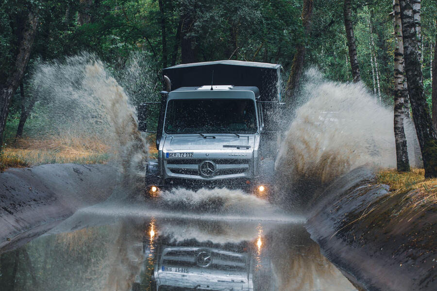 Unimog driving through water splash â€“ front