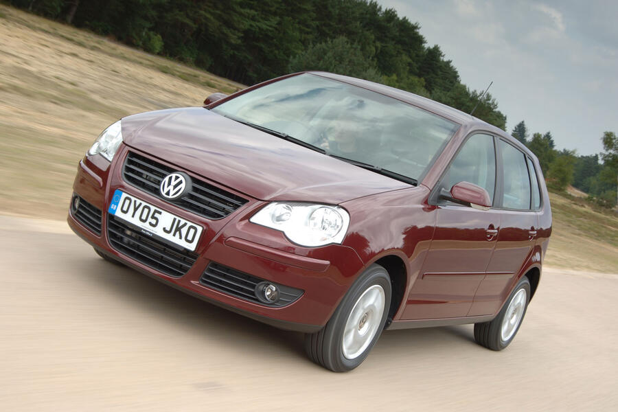 2005 Volkswagen Polo driving â€“ front quarter 