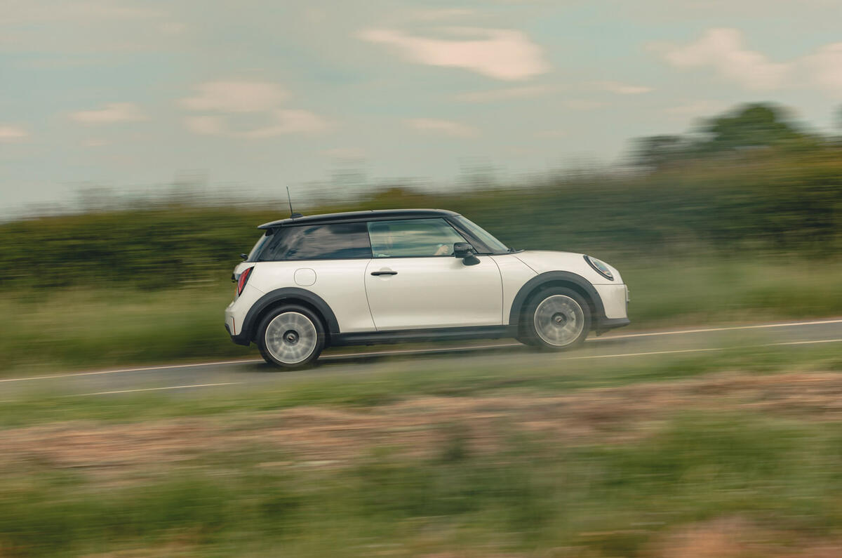 03 Mini Cooper C F66 compte-rendu 2024 conduite latérale