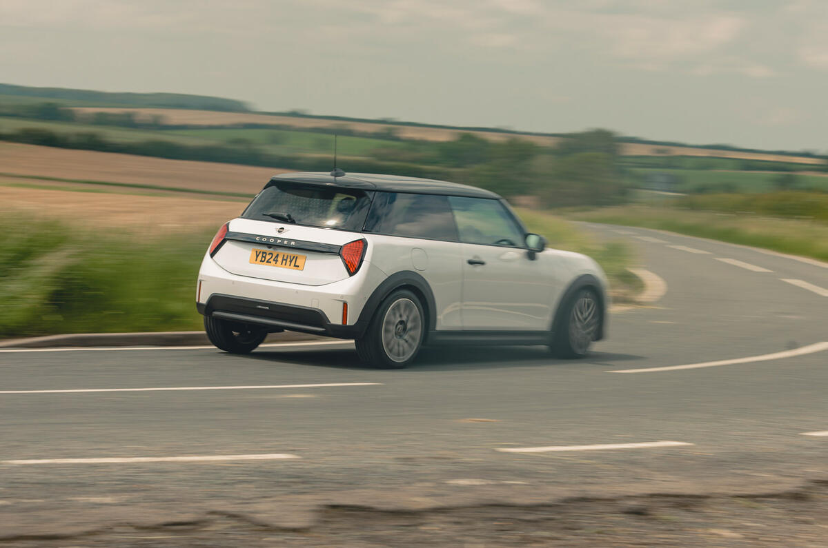 04 Mini Cooper C F66 compte-rendu 2024 virage arrière