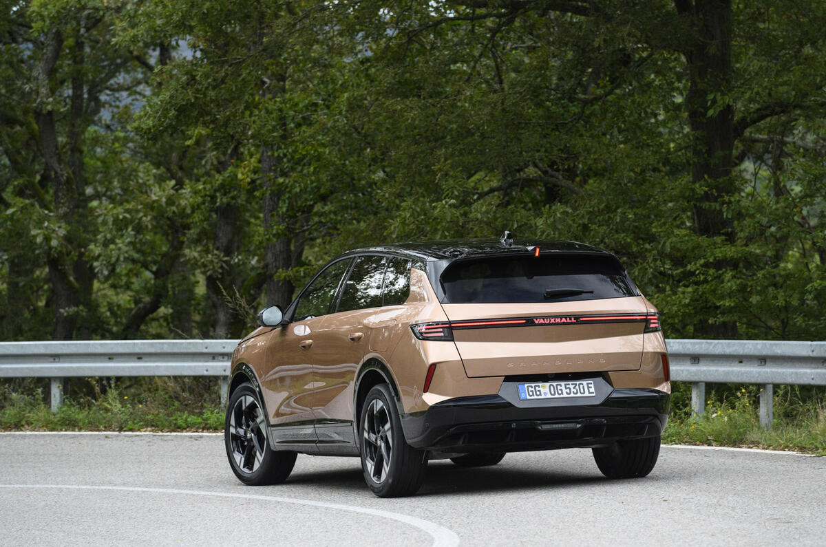 04 Vauxhall Opel Grandland Electric 2024 compte-rendu de la conduite en virage arrière