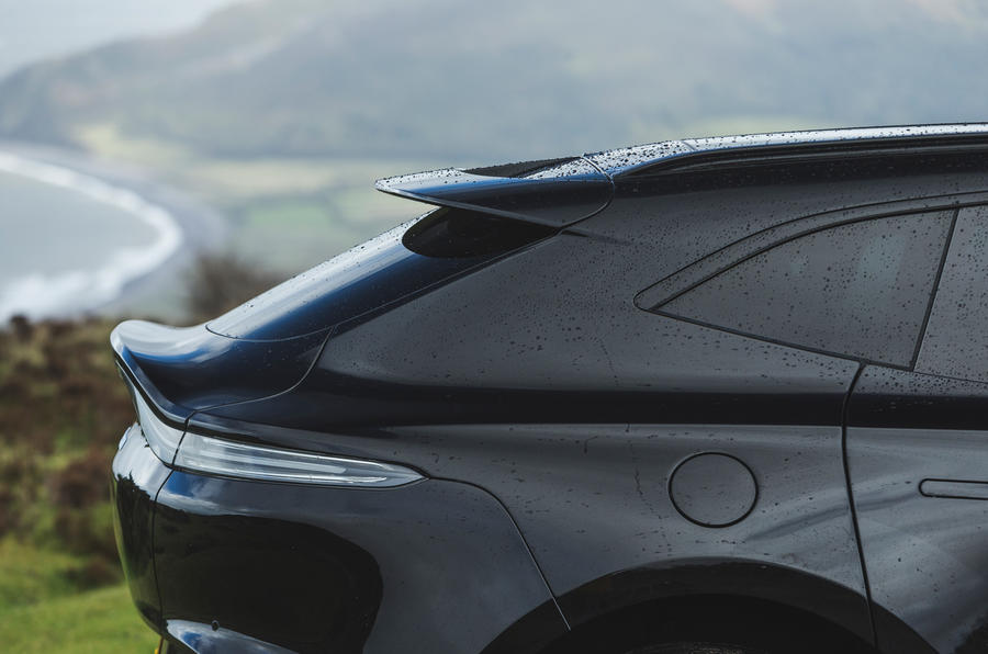 Examen de l'essai routier de l'Aston Martin DBX 2020 - arrière