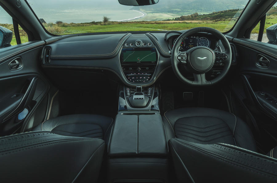 Examen de l'essai routier de l'Aston Martin DBX 2020 - tableau de bord