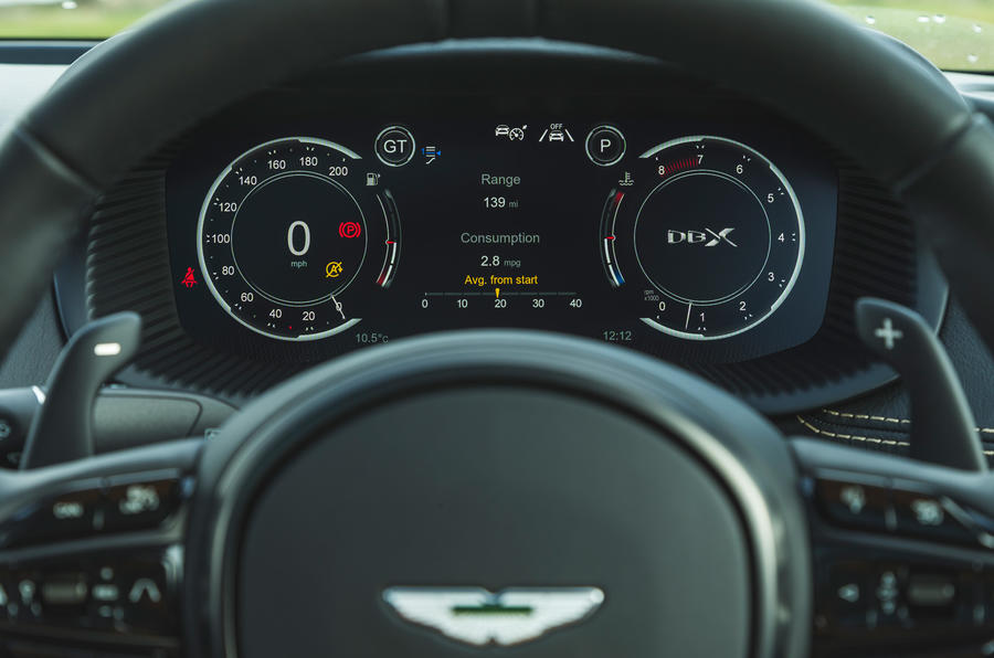 Examen de l'essai routier de l'Aston Martin DBX 2020 - instruments