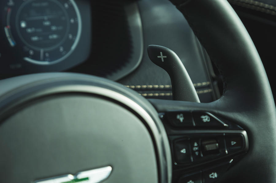 Examen de l'essai routier de l'Aston Martin DBX 2020 - palettes de changement de vitesse