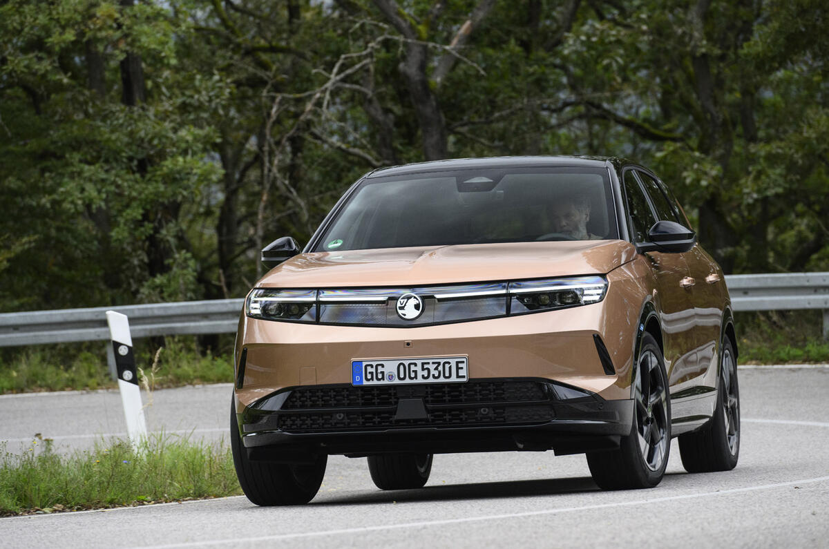 18 Vauxhall Opel Grandland Electric 2024 : essai de l'angle avant